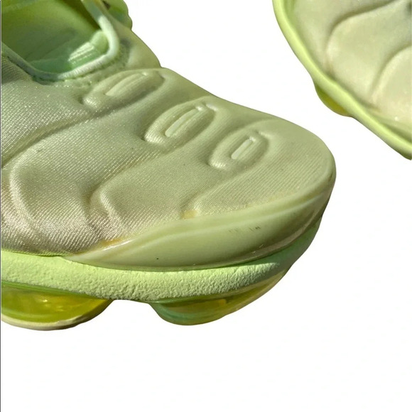 Women’s Nike Air VaporMax Plus Barely Volt Neon Yellow - Picture 4 of 10
